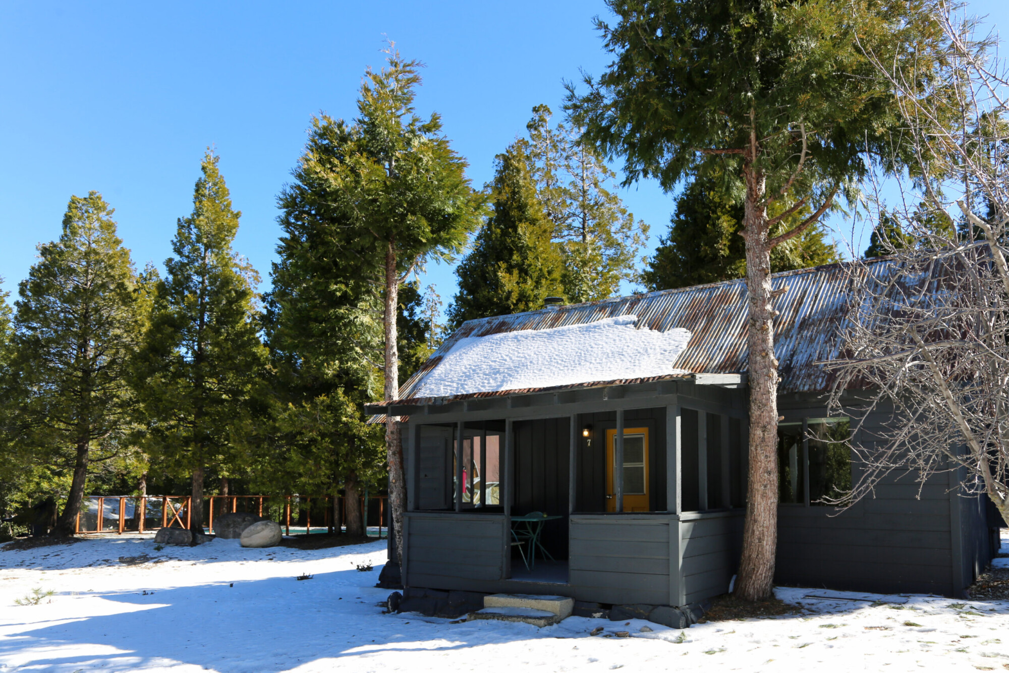 Exterior view of Perch Cabin rental in the winter with snow in Lake Arrowhead, California.